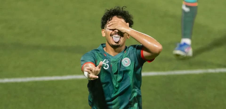 Jugador celebrando con gesto divertido en el campo