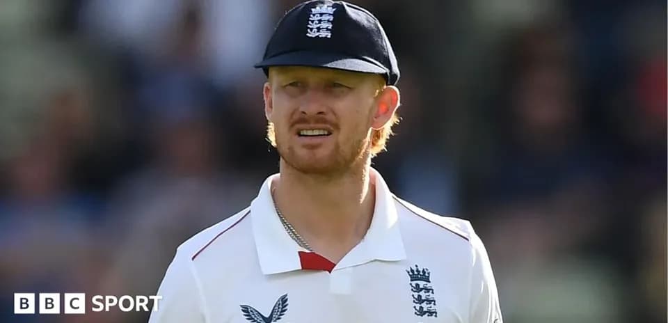 Jugador de críquet con camiseta de Inglaterra en campo