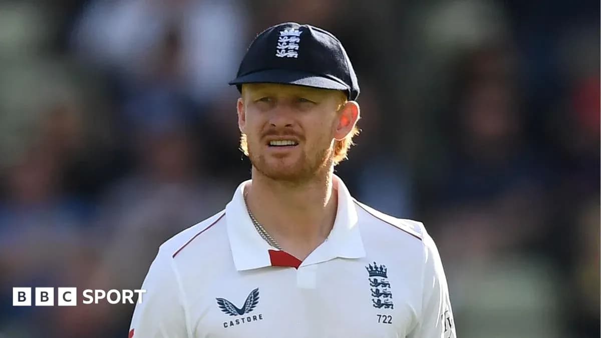 Jugador de críquet con camiseta de Inglaterra en campo
