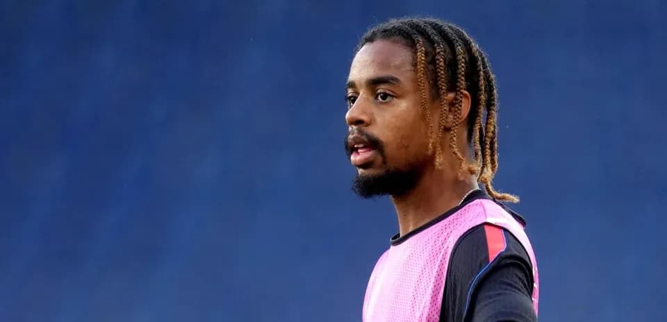 Jugador en entrenamiento con camiseta de calentamiento rosa