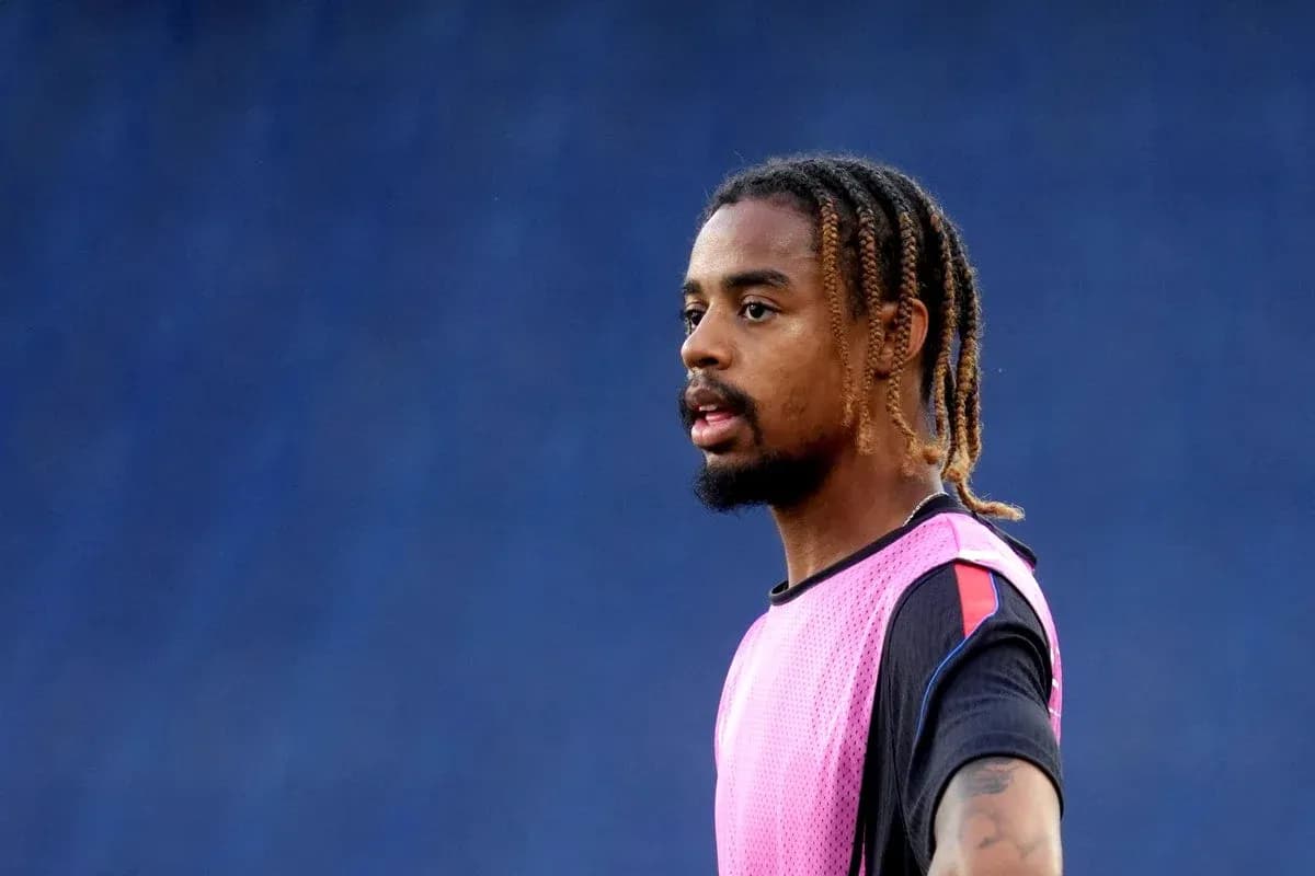 Jugador en entrenamiento con camiseta de calentamiento rosa
