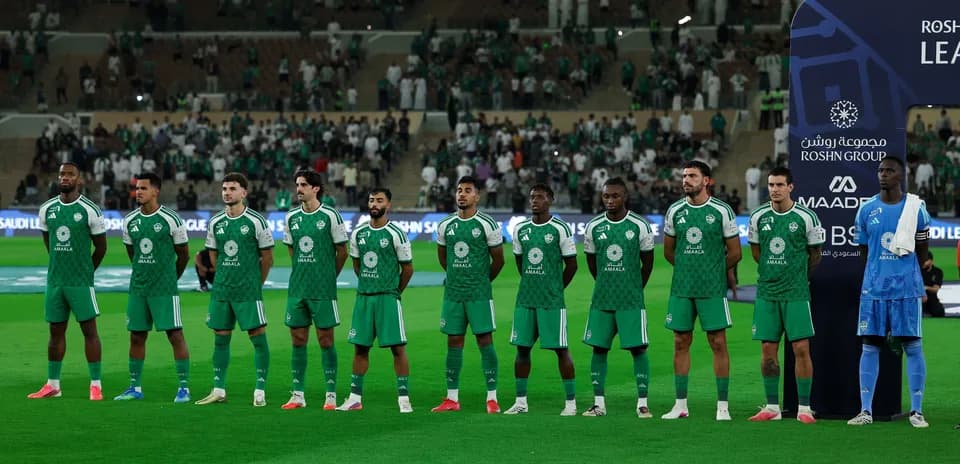 Equipo de fútbol alineado en el campo antes del partido