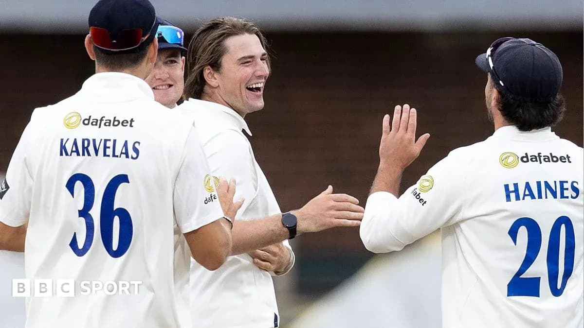 Jugadores celebrando un wicket en el cricket