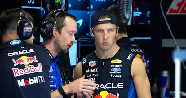 Mecánicos discutiendo estrategias en el garaje de Red Bull