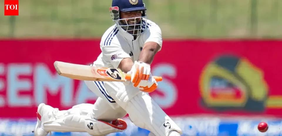 Jugador de cricket golpeando la pelota con un bate