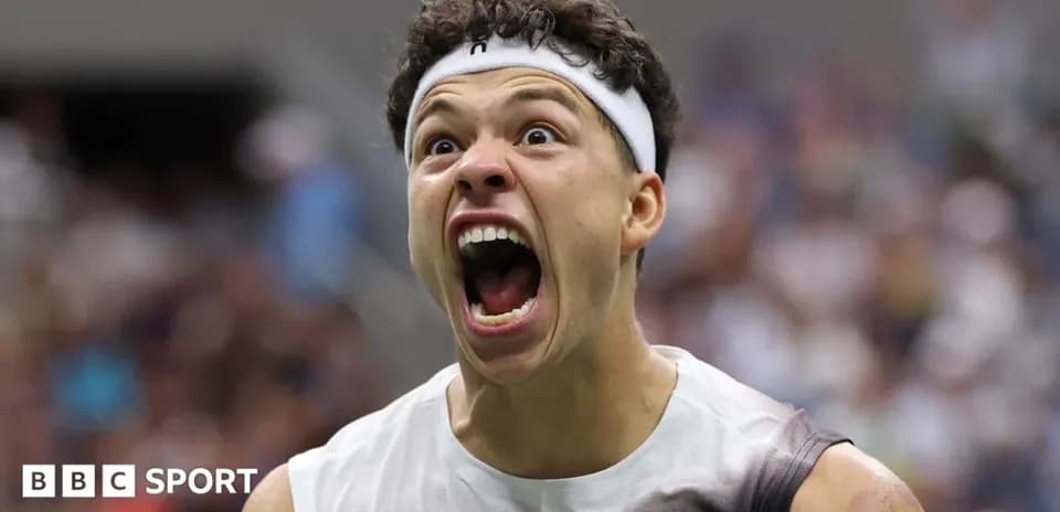 Jugador de tenis celebrando en la cancha