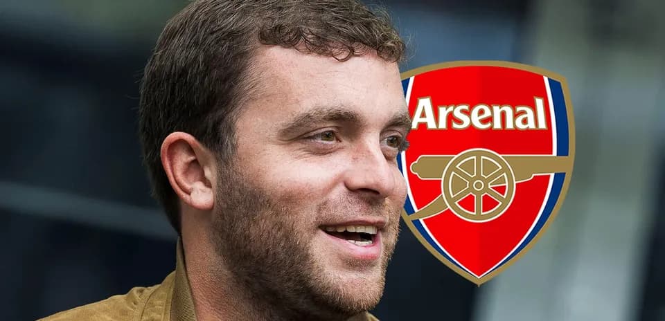 Persona sonriendo con logo de Arsenal de fondo