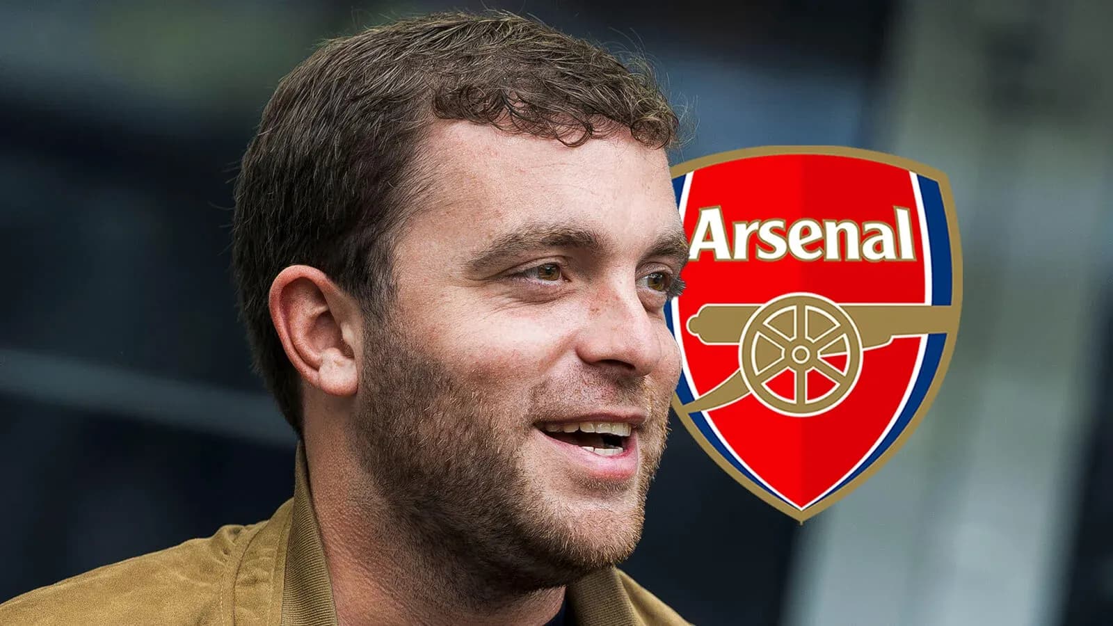 Persona sonriendo con logo de Arsenal de fondo