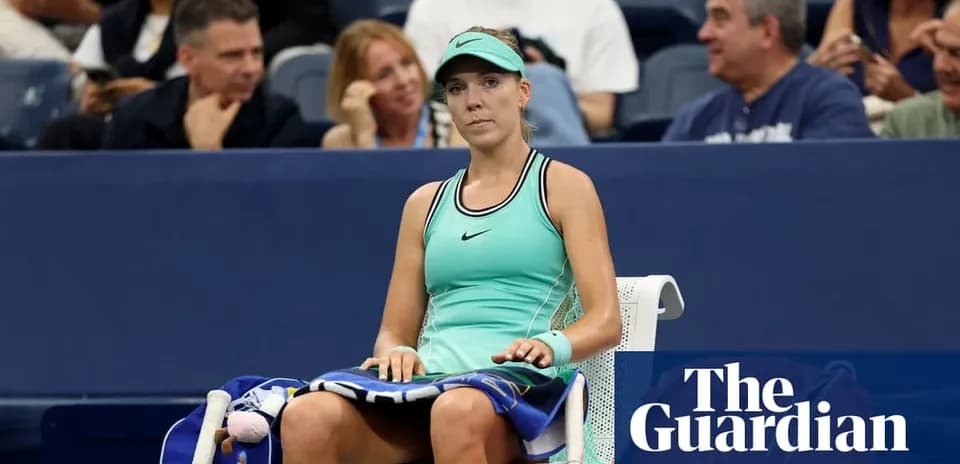 Jugadora de tenis sentada en la silla de descanso