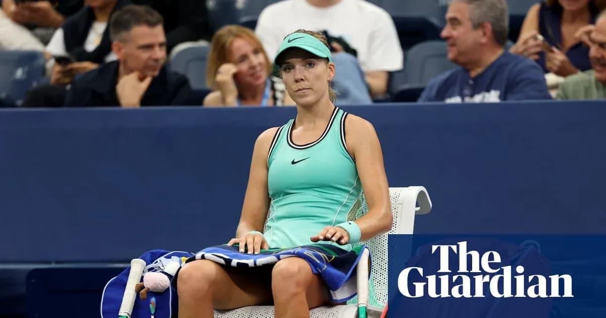 Jugadora de tenis sentada en la silla de descanso Jugadora de tenis sentada en la silla de descanso