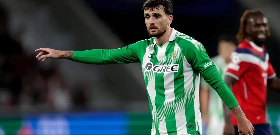 Jugador de Betis señalando durante el partido