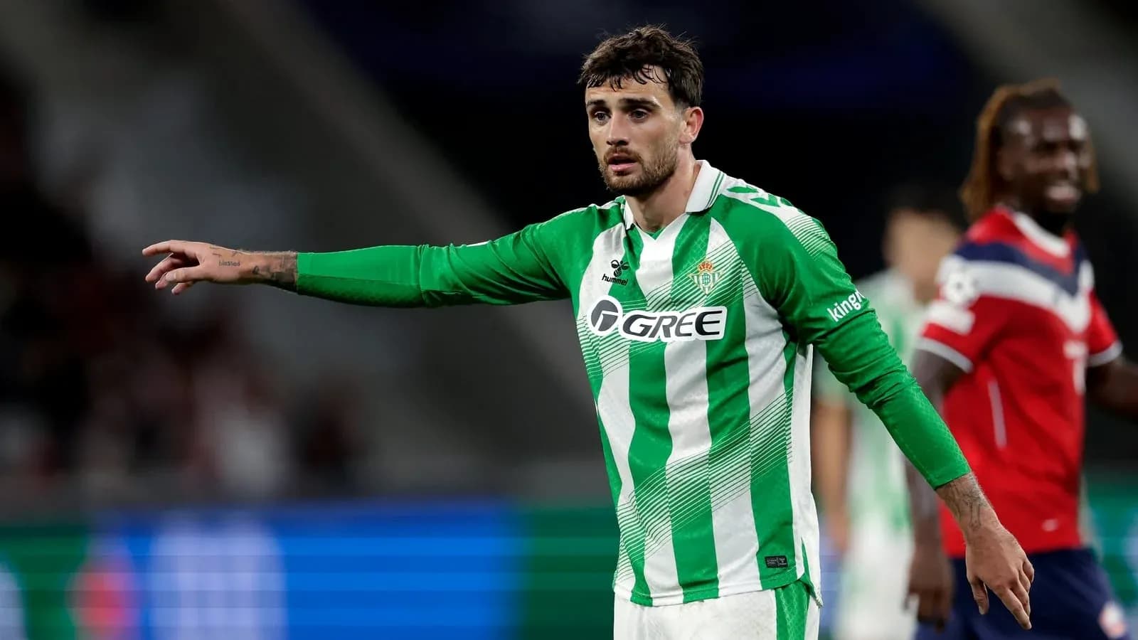 Jugador de Betis señalando durante el partido