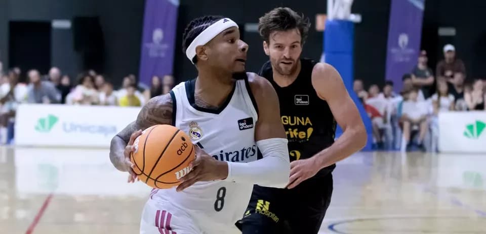 Jugador driblando balón en partido de baloncesto