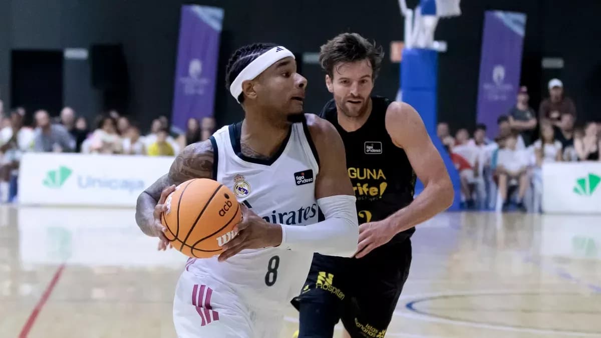 Jugador driblando balón en partido de baloncesto