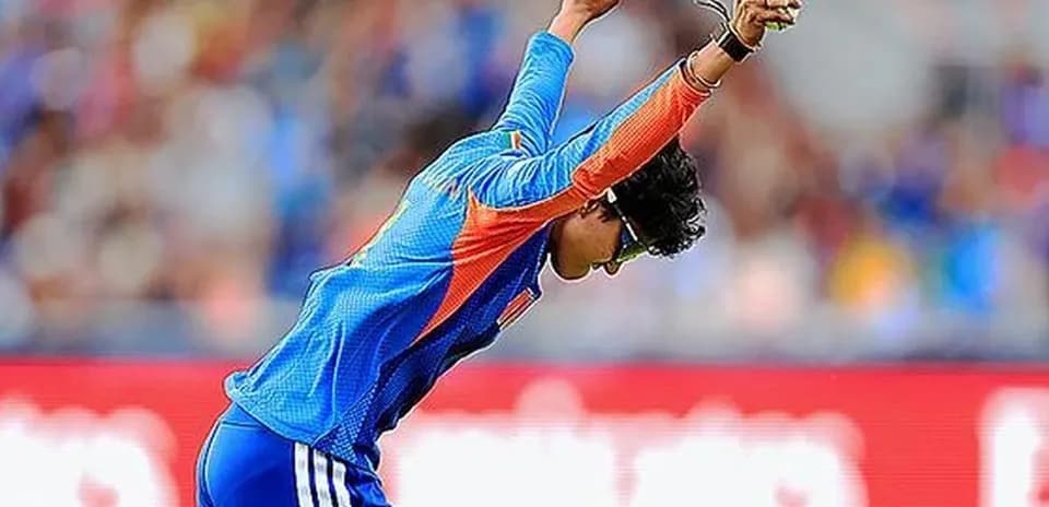 Jugador celebrando un wicket en un partido de cricket
