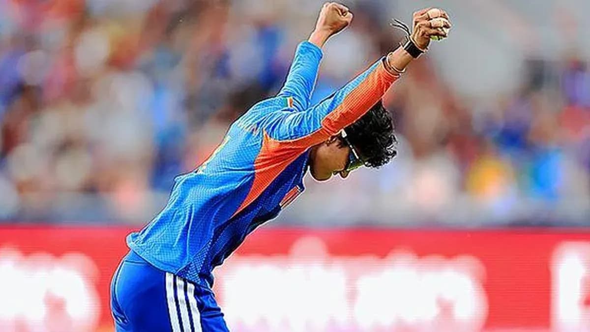 Jugador celebrando un wicket en un partido de cricket