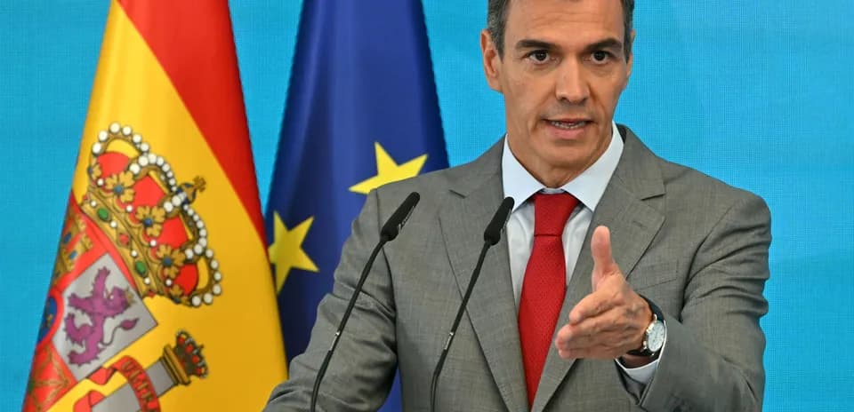 Político hablando en conferencia de prensa con banderas