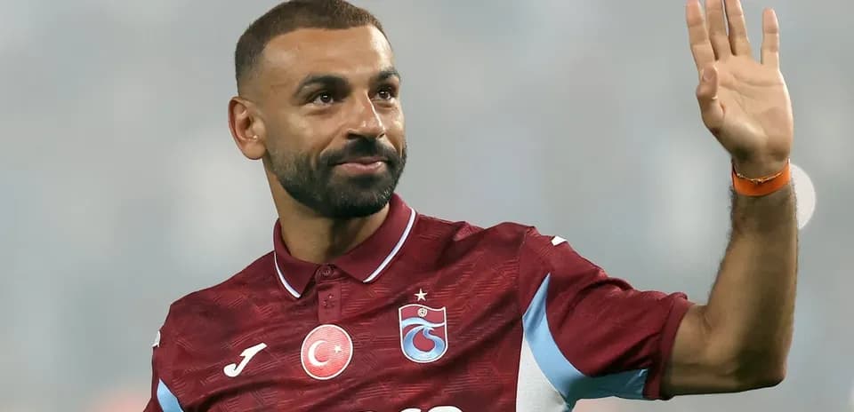 Jugador saludando en uniforme de Trabzonspor