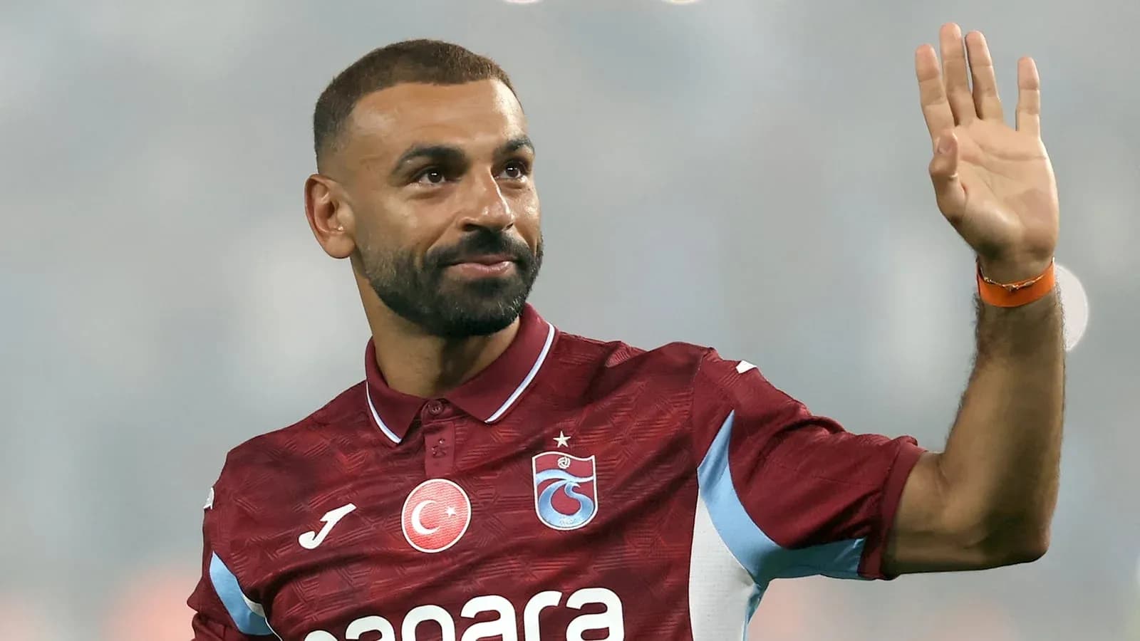 Jugador saludando en uniforme de Trabzonspor
