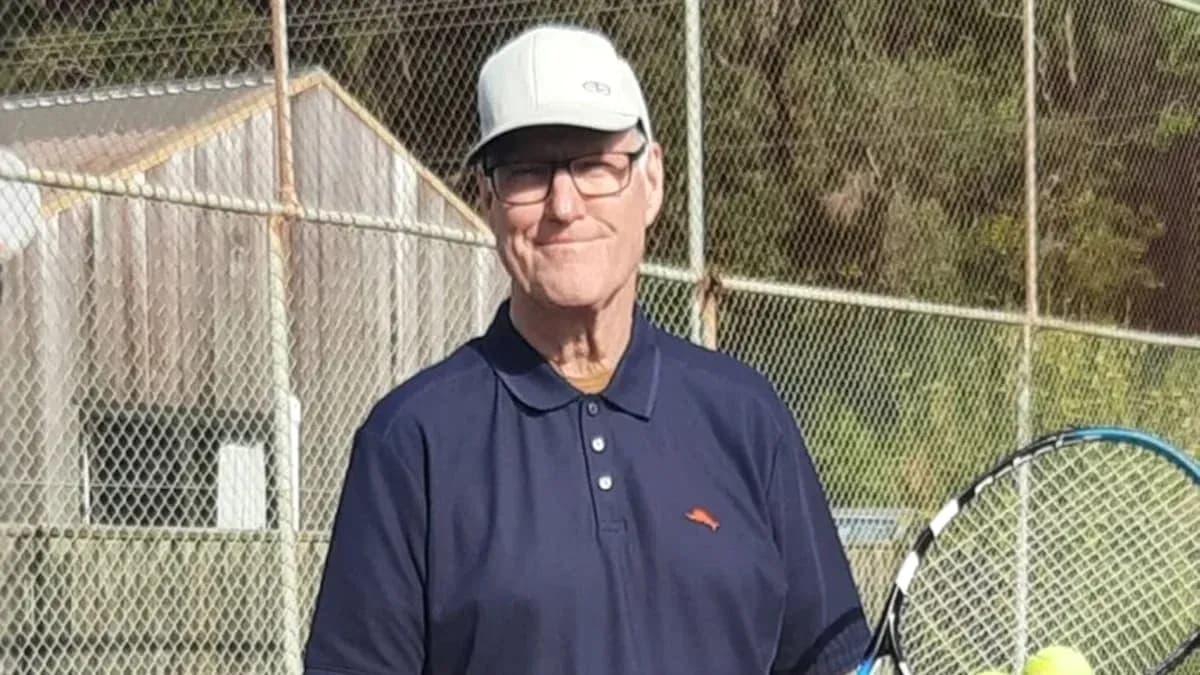 Hombre sosteniendo una raqueta de tenis en la cancha