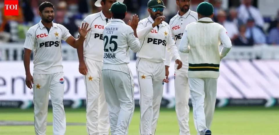 Jugadores de Pakistán celebrando una wicket en el partido