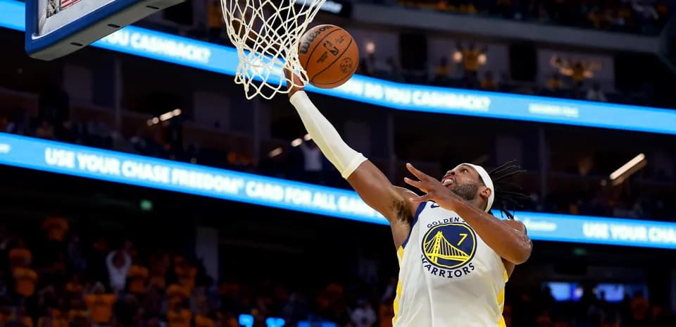 Jugador de los Golden Warriors anotando una canasta