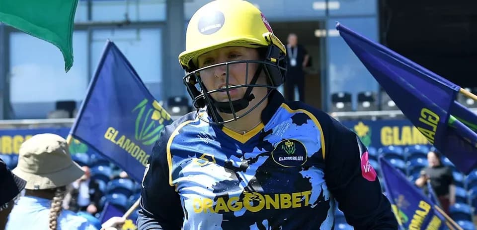 Jugadora de Glamorgan entrando al campo con banderas