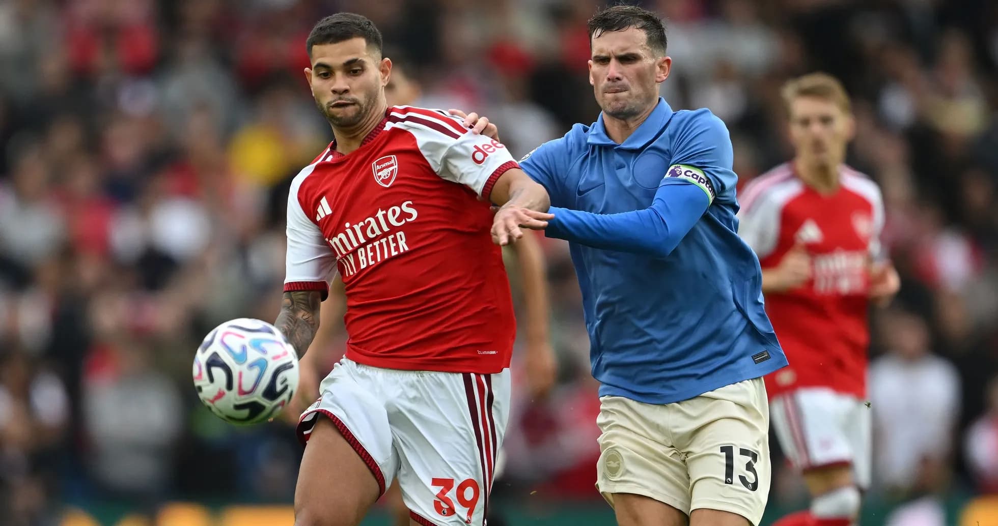 Jugador de Arsenal controlando el balón en el partido