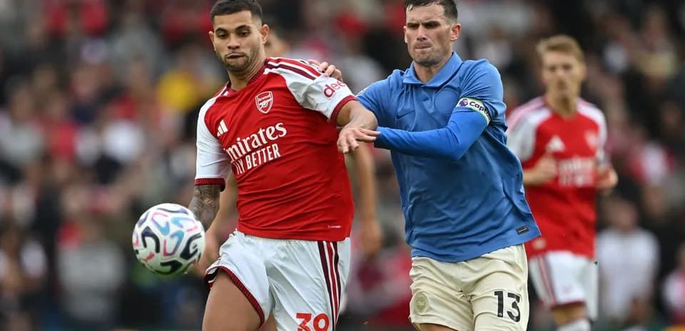 Jugador de Arsenal controlando el balón en el partido