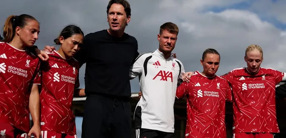 Jugadoras de Liverpool en reunión con el cuerpo técnico
