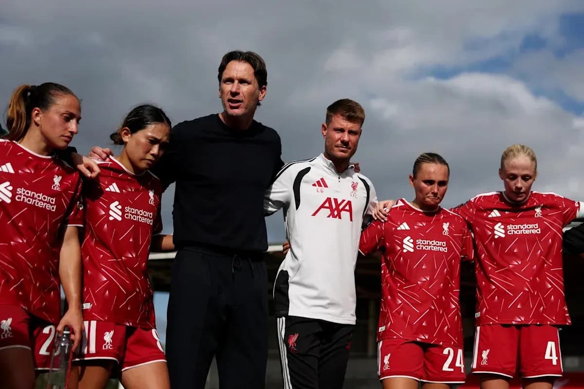 Jugadoras de Liverpool en reunión con el cuerpo técnico
