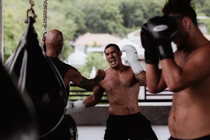 Boxeadores entrenando en un gimnasio al aire libre
