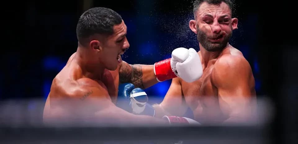 Boxeador recibiendo un golpe durante la pelea