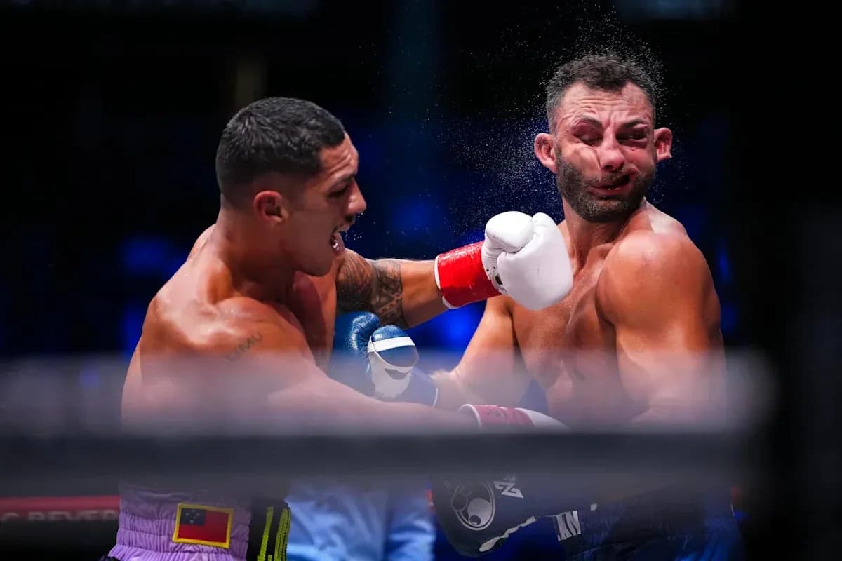 Boxeador recibiendo un golpe durante la pelea