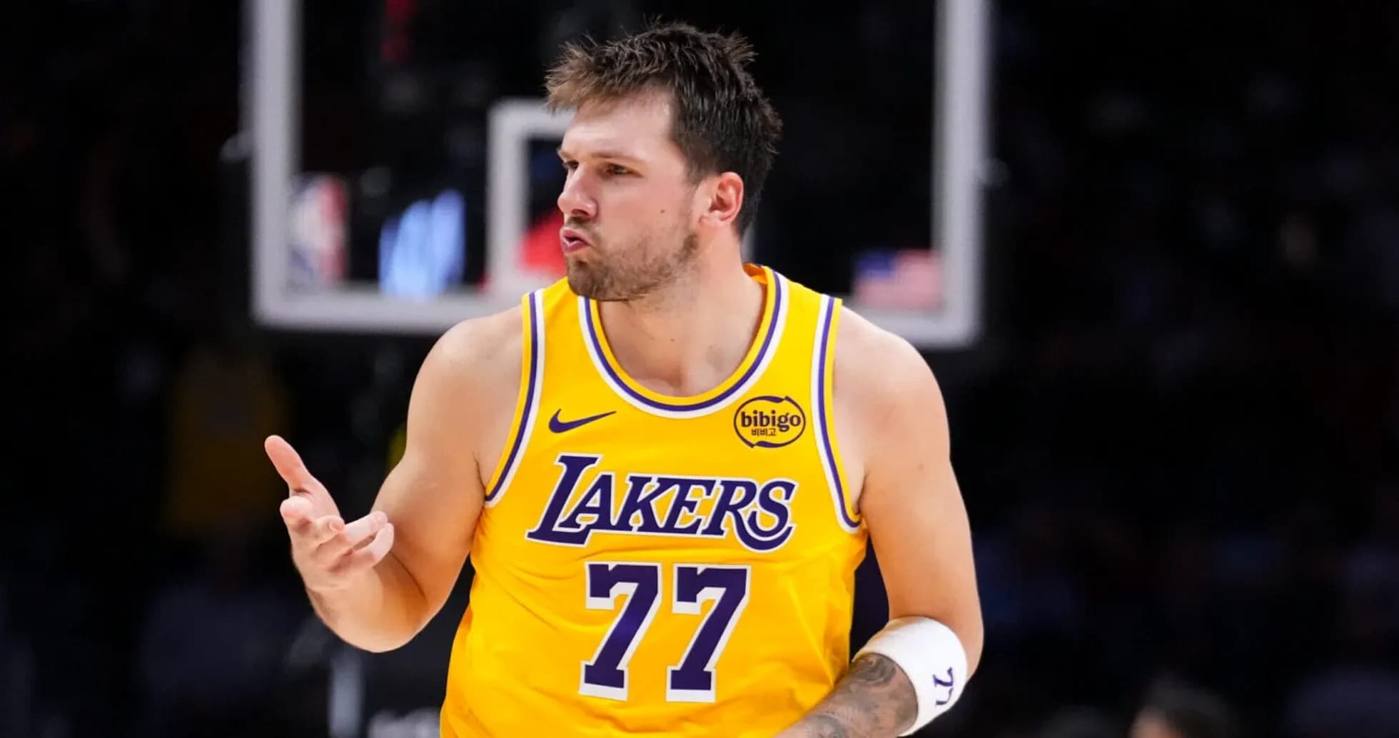 Jugador de baloncesto de Los Angeles Lakers en acción