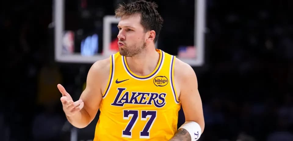Jugador de baloncesto de Los Angeles Lakers en acción