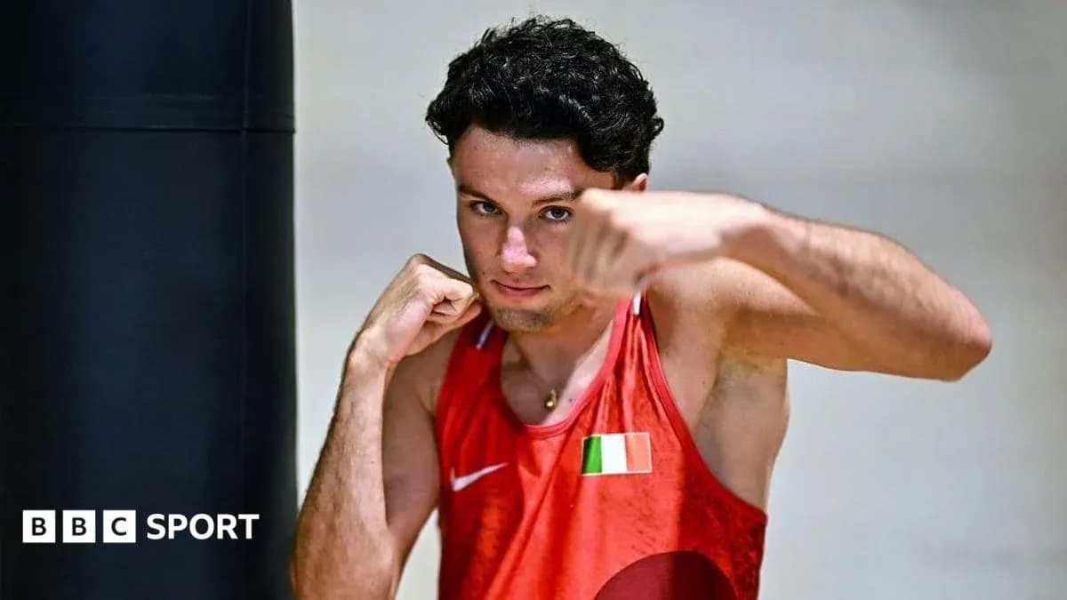 Boxeador entrenando con un saco de boxeo