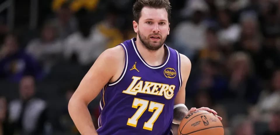 Jugador de los Lakers avanzando con el balón