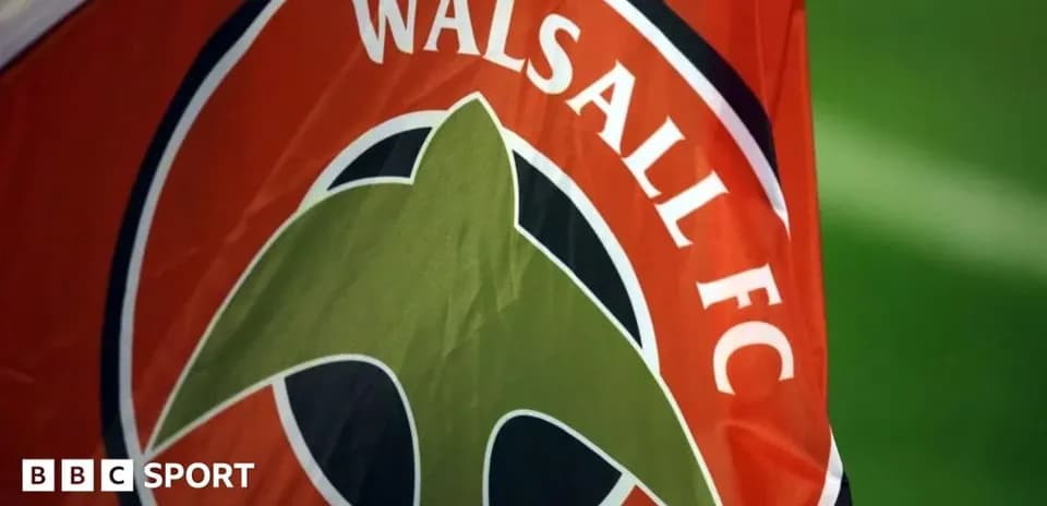 Bandera de Walsall FC en el campo de juego