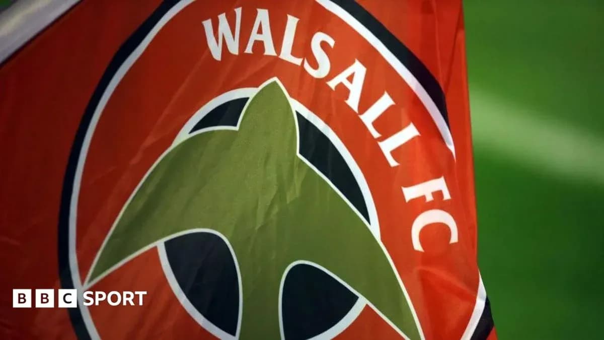 Bandera de Walsall FC en el campo de juego