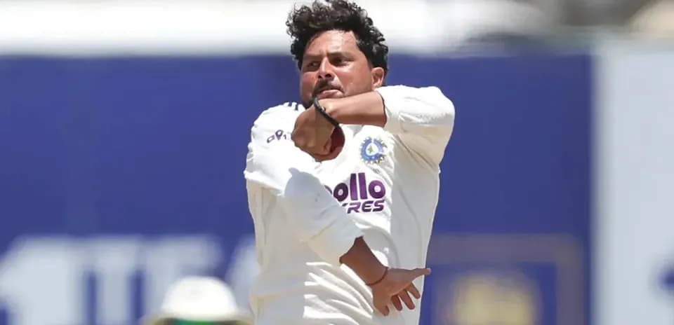 Jugador lanzando durante un partido de cricket