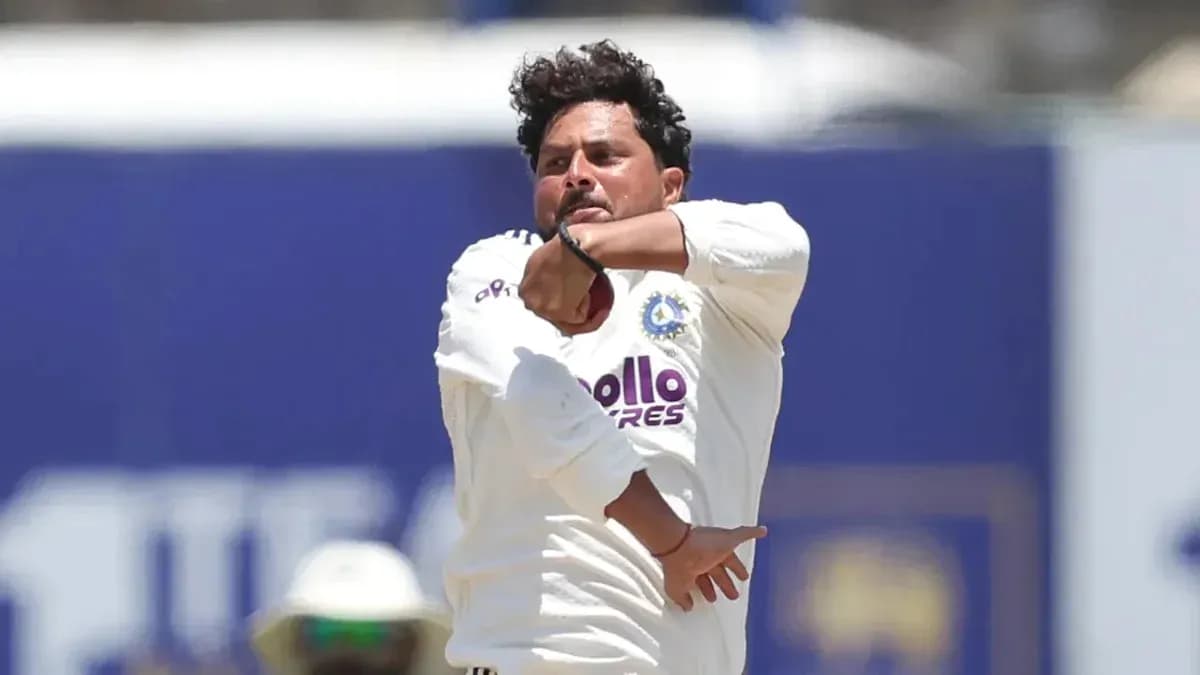 Jugador lanzando durante un partido de cricket