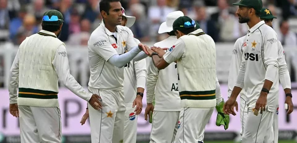 Jugadores de Pakistán celebrando un wicket en el partido
