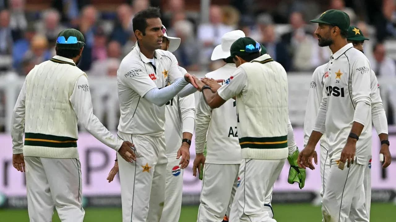 Jugadores de Pakistán celebrando un wicket en el partido