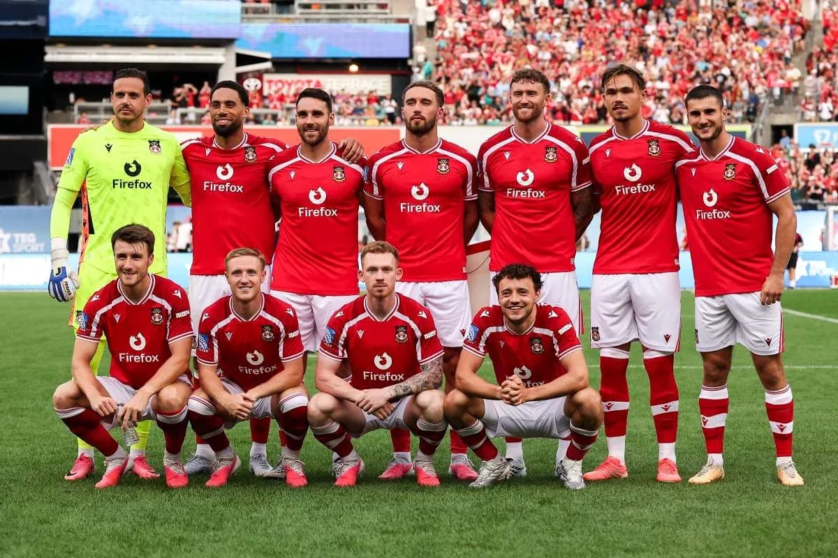 Equipo posando en uniforme rojo antes del partido