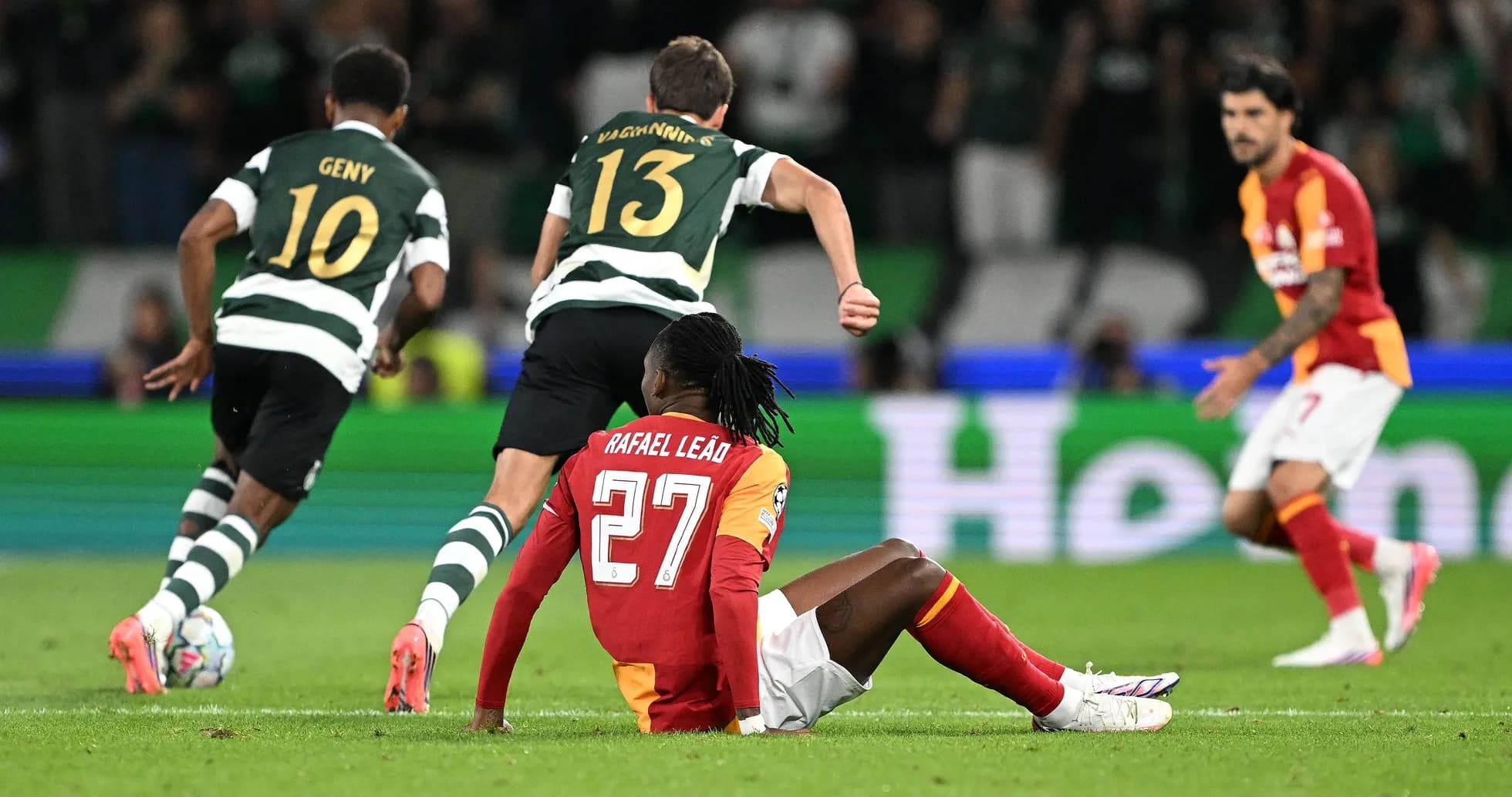 Rafael Leão sentado en el campo durante partido