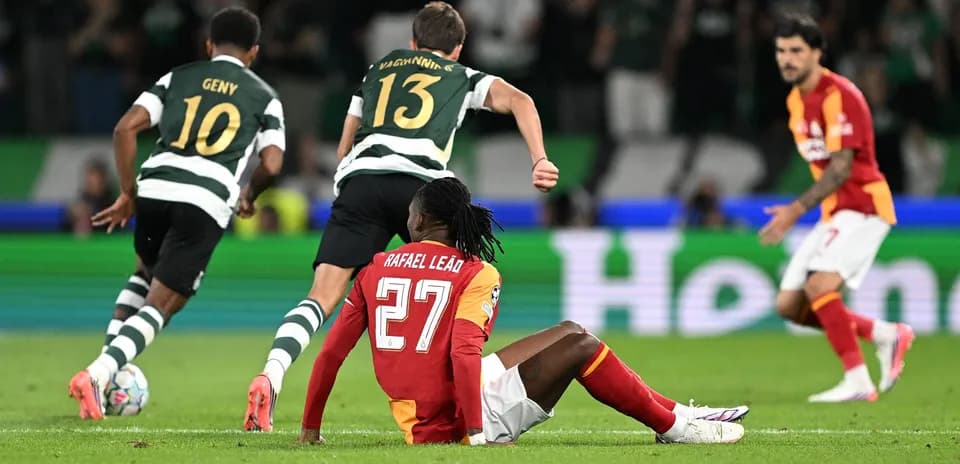 Rafael Leão sentado en el campo durante partido