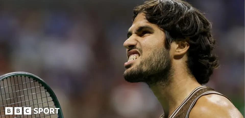 Jugador de tenis mostrando expresión intensa en la cancha