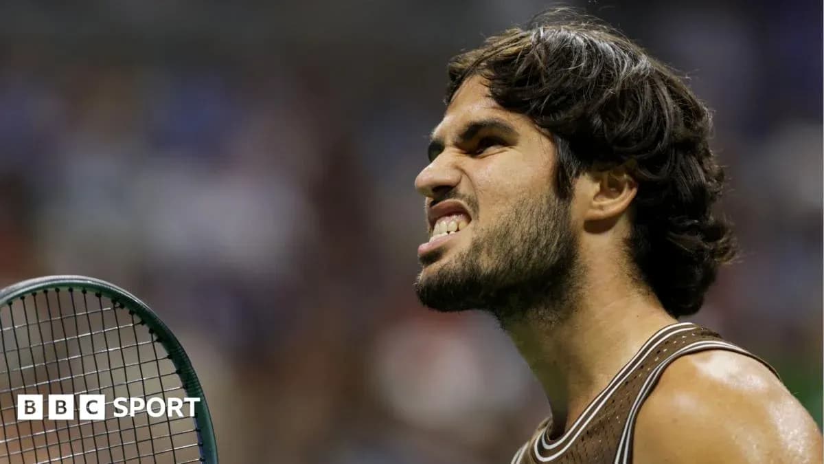 Jugador de tenis mostrando expresión intensa en la cancha
