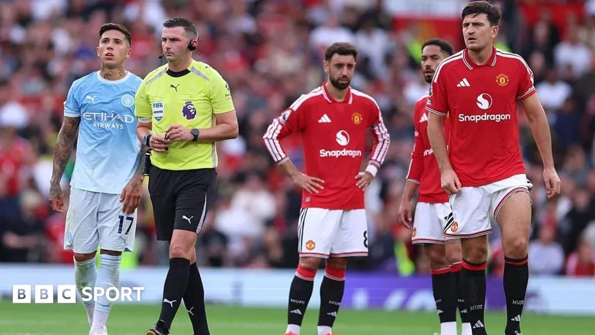 Jugadores de Manchester United y árbitro durante el partido